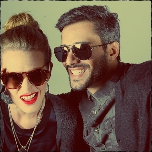 A modelo usa óculos escuros, da Livo, R$ 294; e brinco meia lua, da Renner, R$ 29,90. Ele usa óculos escuros, da Lema21, R$ 195 - Reinaldo Canato/UOL