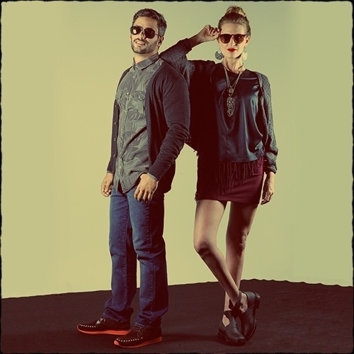 Ela veste cardigã cinza, da Lez a Lez, R$ 339; blusa preta, da Nuage, R$ 199,90; e saia com franja da Pat Pat's, R$ 798. Ele usa camisa estampada e cardigã, da Renner, R$ 89,90 e R$ 79,90, respectivamente; e calça, da Pierre Cardin, R$ 250 - Reinaldo Canato/UOL