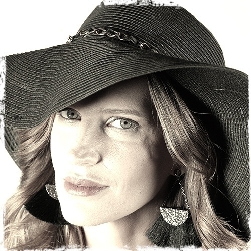 Chapéu preto com corrente, da SUB, R$ 98; e brinco com franja, da My Gloss, R$ 139 - Reinaldo Canato/UOL