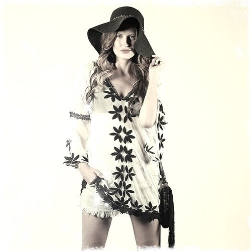 Bata transparente, da Shop 126, R$ 1.198; sutiã preto, da Canal, R$ 89; short jeans, da Lança Perfume, R$ 235; e bolsa com franja, da Shoestock, R$ 399 - Reinaldo Canato/UOL