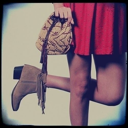 Bolsa com padronagem étnica, da GIG, R$ 1.125; e bota com franja, da Renner, R$ 219 - Reinaldo Canato/UOL