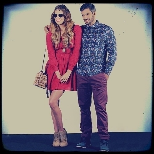 Ela usa vestido de mangas longas, da Antix, R$ 273. Ele veste camisa estampada, da Cavalera, R$ 169; calça de sarja, da Highstil, R$ 279,90; e tênis abotinado, da West Coast, R$ 292,90 - Reinaldo Canato/UOL