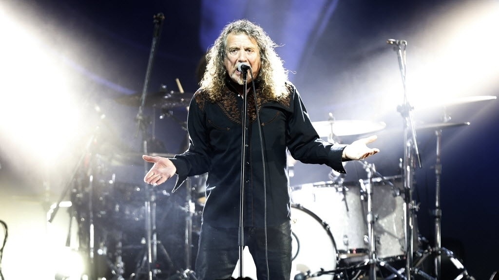 24.mar.2015 - Robert Plant e a banda The Sensational Space Shifters sobem ao palco do Citibank Hall, na Barra da Tijuca, zona oeste do Rio de Janeiro, nesta terça-feira - Ivo Gonzalez/UOL