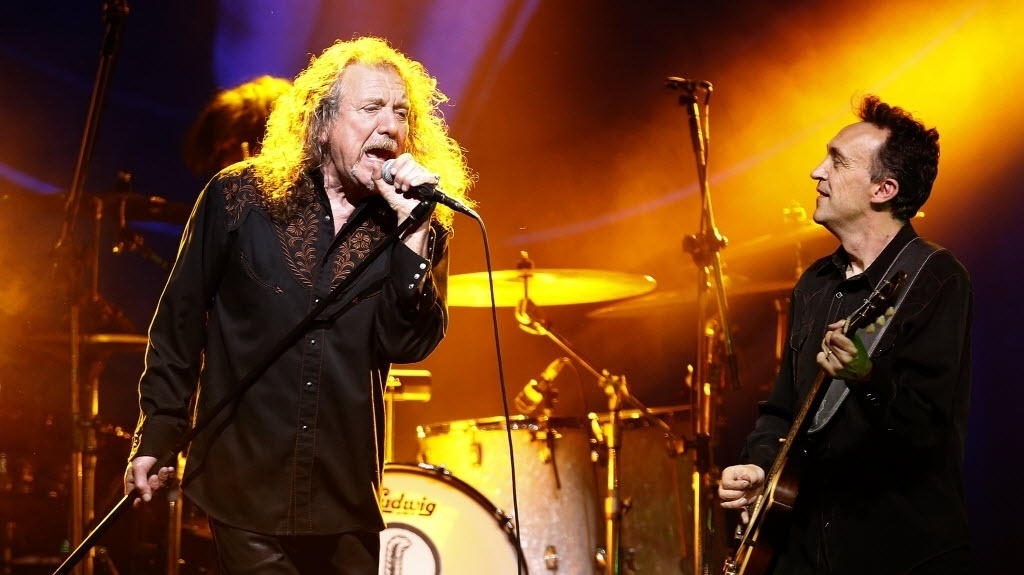 24.mar.2015 - Robert Plant e a banda The Sensational Space Shifters sobem ao palco do Citibank Hall, na Barra da Tijuca, zona oeste do Rio de Janeiro, nesta terça-feira - Ivo Gonzalez/UOL
