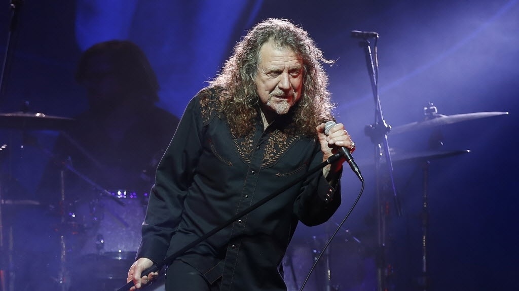 24.mar.2015 - Robert Plant e a banda The Sensational Space Shifters sobem ao palco do Citibank Hall, na Barra da Tijuca, zona oeste do Rio de Janeiro, nesta terça-feira - Ivo Gonzalez/UOL