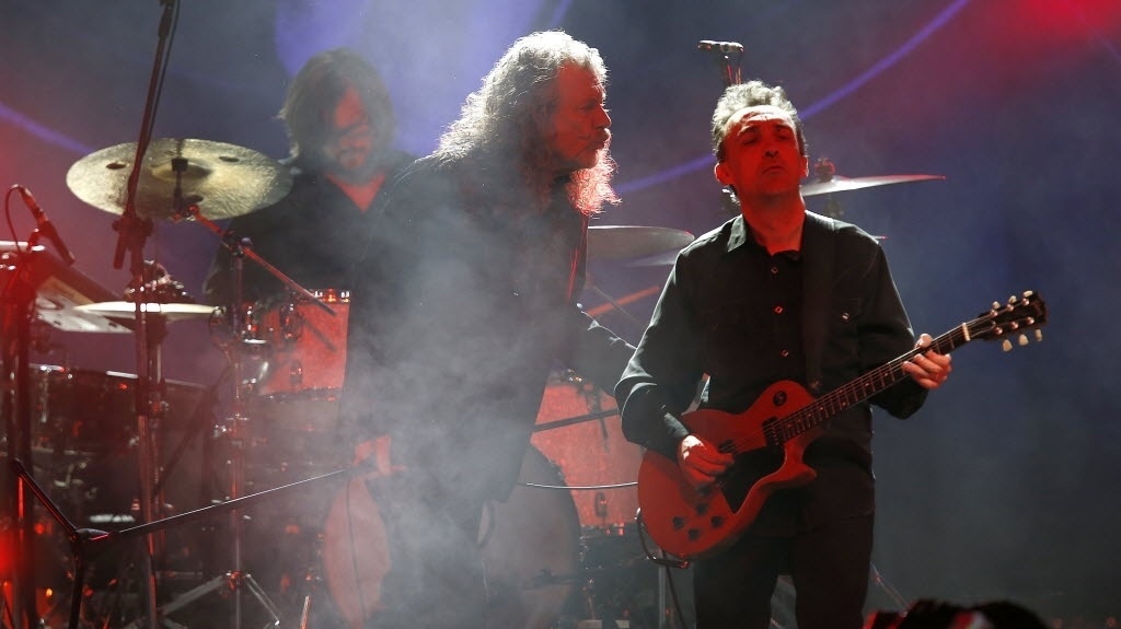 24.mar.2015 - Robert Plant e a banda The Sensational Space Shifters sobem ao palco do Citibank Hall, na Barra da Tijuca, zona oeste do Rio de Janeiro, nesta terça-feira - Ivo Gonzalez/UOL