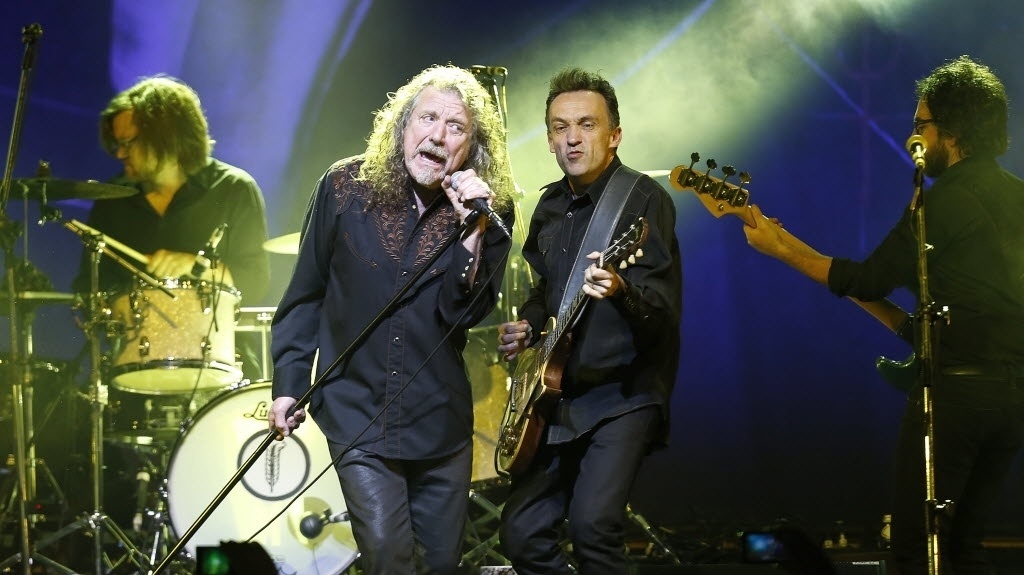 24.mar.2015 - Robert Plant e a banda The Sensational Space Shifters sobem ao palco do Citibank Hall, na Barra da Tijuca, zona oeste do Rio de Janeiro, nesta terça-feira - Ivo Gonzalez/UOL