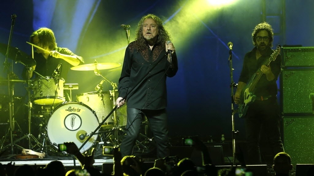 24.mar.2015 - Robert Plant e a banda The Sensational Space Shifters sobem ao palco do Citibank Hall, na Barra da Tijuca, zona oeste do Rio de Janeiro, nesta terça-feira - Ivo Gonzalez/UOL