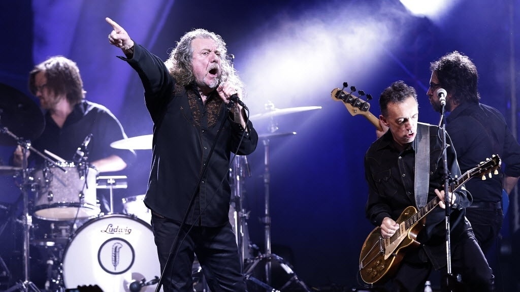 24.mar.2015 - Robert Plant e a banda The Sensational Space Shifters sobem ao palco do Citibank Hall, na Barra da Tijuca, zona oeste do Rio de Janeiro, nesta terça-feira - Ivo Gonzalez/UOL