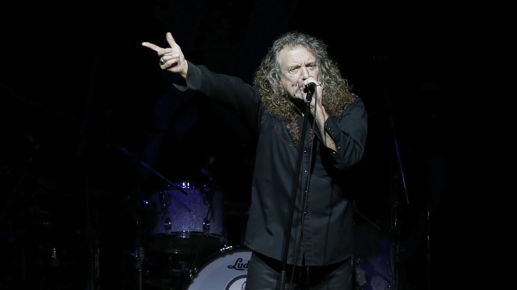 24.mar.2015 - Robert Plant e a banda The Sensational Space Shifters sobem ao palco do Citibank Hall, na Barra da Tijuca, zona oeste do Rio de Janeiro, nesta terça-feira - Ivo Gonzalez/UOL