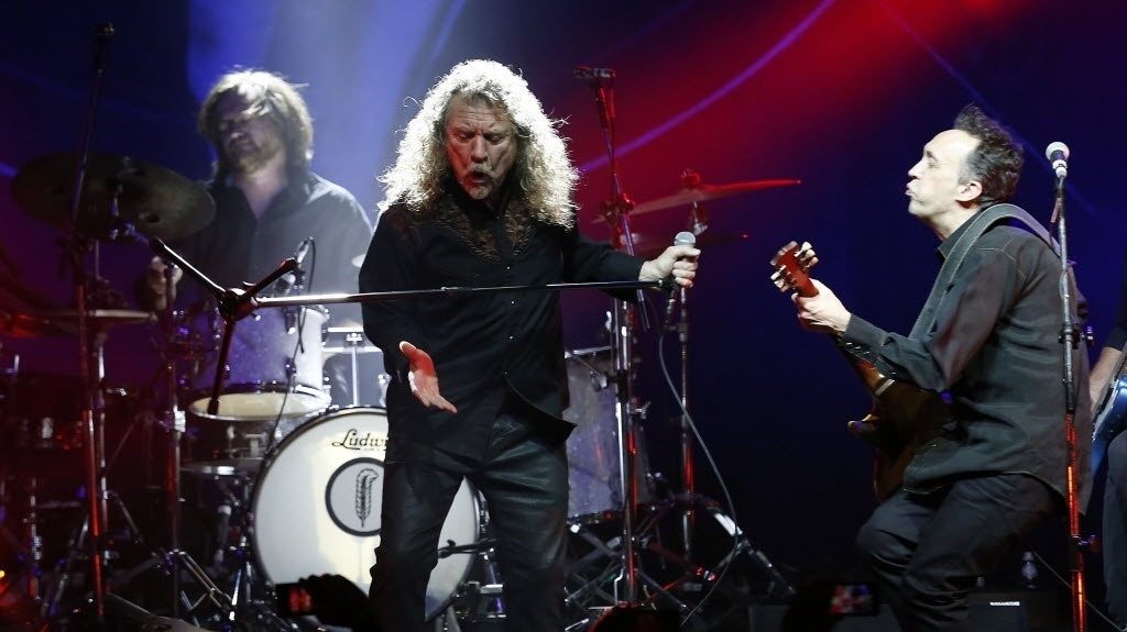 24.mar.2015 - Robert Plant e a banda The Sensational Space Shifters sobem ao palco do Citibank Hall, na Barra da Tijuca, zona oeste do Rio de Janeiro, nesta terça-feira - Ivo Gonzalez/UOL