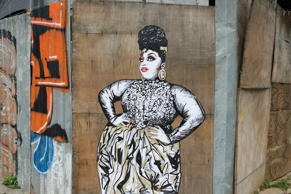 ?Há muitas pessoas que posam para fotos. Outras tentam arrancar as pinturas, tanto porque as amam quanto porque as detestam. Pichações e desenhos em torno também aparecem? diz Suriani. Na foto, Jaidynn Diore Fierce, drag de Nashville e participante da sétima temporada de ?RuPaul?s  Drag Race? - Divulgação/Suriani