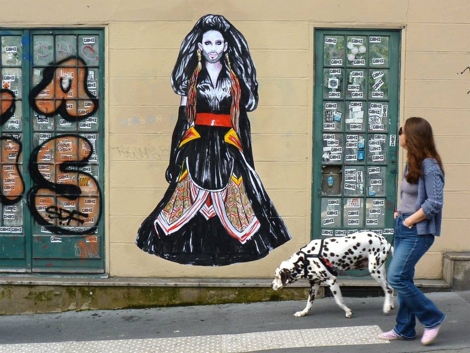 Intervenção de Suriani em Paris mostra a vencedora do Eurovision Conchita Wurst. A imagem é uma reprodução do primeiro desfile de Conchita na passarela do estilista francês Jean Paul Gartier - Divulgação/Suriani