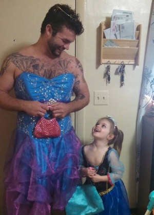 Jesse Nagy se veste de princesa para levar sobrinha de quatro anos a exibição de "Cinderela" - Reprodução/Facebook