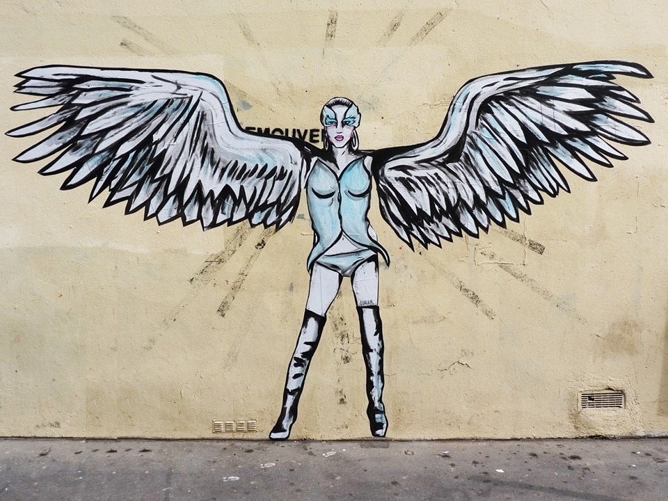 ?Não cubro grafites e evito muros muito limpos que são pintados com frequência. Uma vez o personagem colado, se inicia o diálogo entre o personagem (a drag, no caso) e a paisagem em torno. Esse entorno tem como elemento mais importante as pessoas que passam e olham para a intervenção?, explica. Na foto, a drag queen australiana Courtney Act - Divulgação/Suriani