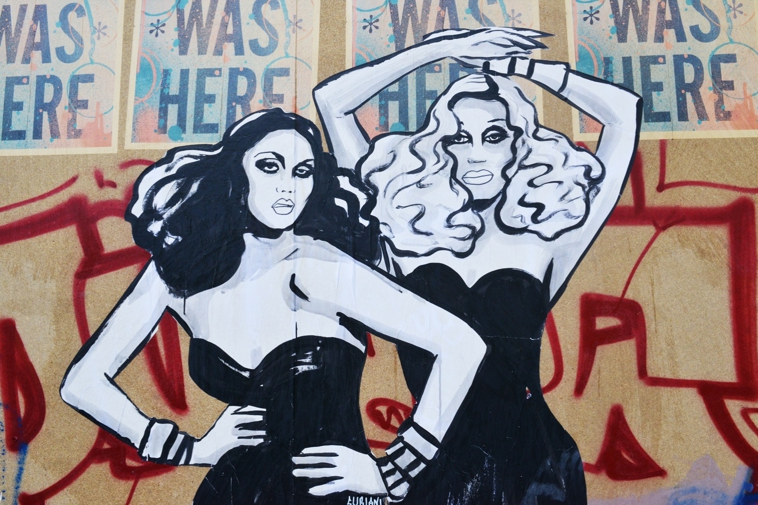 O casal de drags Manila Luzon e Sahara Davenport fazem carão em intervenção de Suriani em Paris. As duas namoraram por seis anos e participaram da segunda temporada do reality. Davenport morreu em 2012 vítima de um ataque cardíaco - Divulgação/Suriani