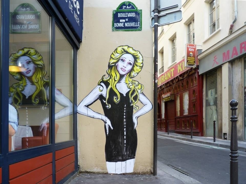 Uma das drags retratadas no projeto ?Born Naked? é Hedwig, protagonista do espetáculo ?O Centímetro Enfurecido? (foto) - Divulgação/Suriani