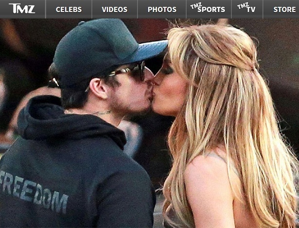 25.mar.2015 - Jennifer Lopez é vista aos beijos com Casper Smart