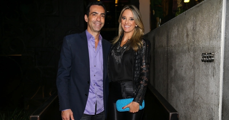 25.mar.2015 - Ticiane Pinheiro e César Tralli foram comemorar os 10 anos de casamento de Marcos Mion e Suzana Gullo, que aconteceu na noite desta quarta-feira (25), em uma casa noturna em São Paulo