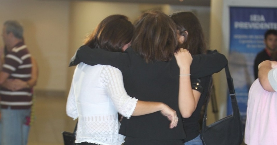 26.mar.2015 - Betty Faria, a filha Alexandra Marzo e a neta Giulia se abraçam no velório do ator Claudio Marzo