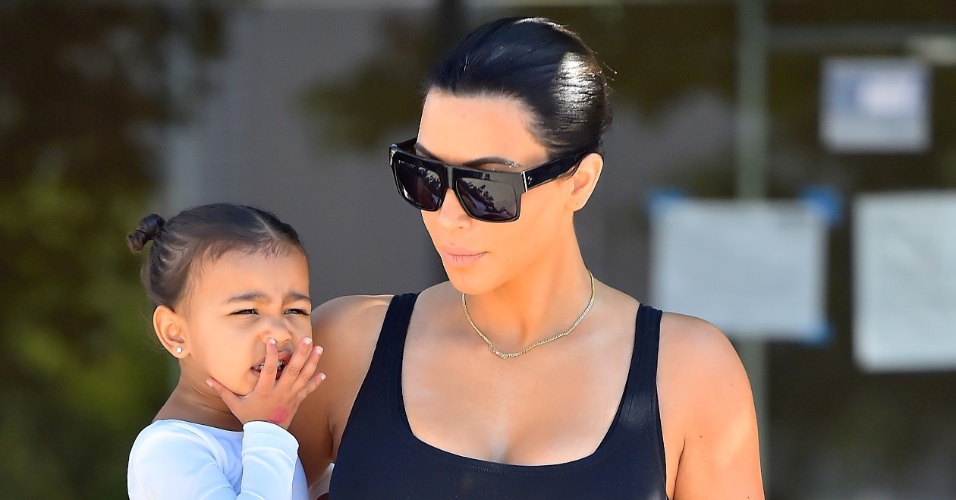 26.mar.2015 - Depois de platinar o cabelo, Kim Kardashian surge morena novamente