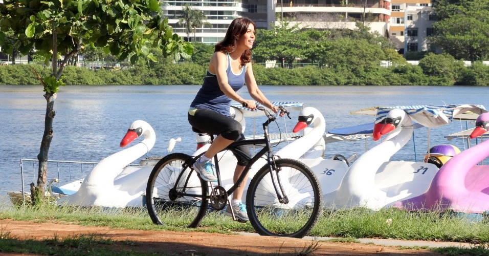 26.mar.2015 - Maria Clara Gueiros, a Karen de "Babilônia", anda de bicicleta durante gravações da trama na Lagoa Rodrigo de Freitas, no Rio de Janeiro