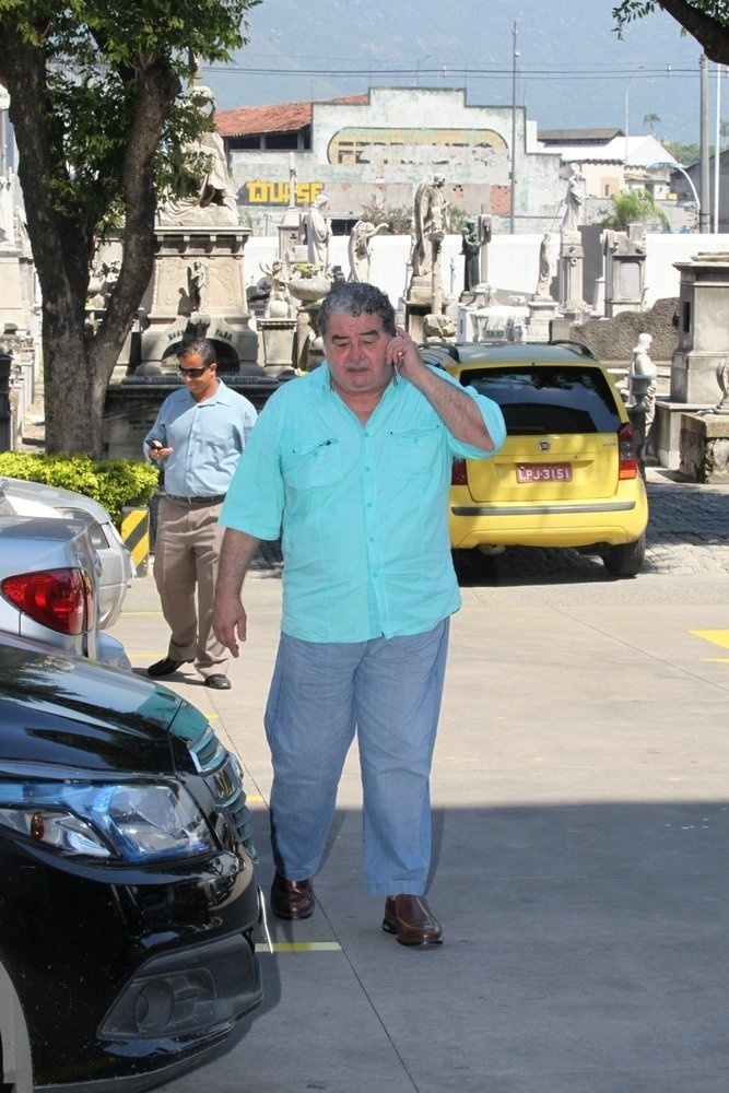 26.mar.2015 - O ator Otávio Augusto chega ao cemitério do Caju, no Rio de Janeiro, para o velório de Claudio Marzo