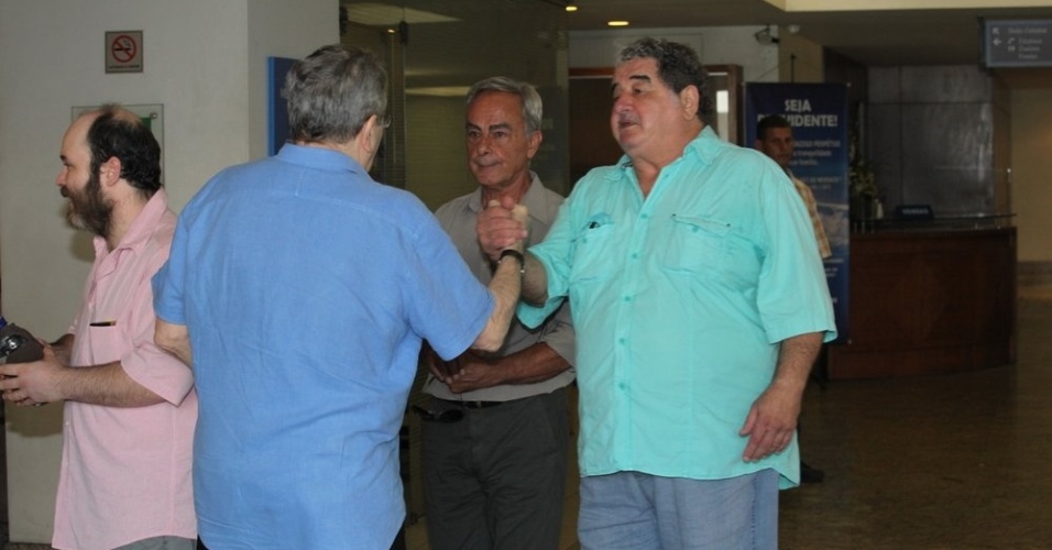 26.mar.2015 - O diretor Daniel Filho cumprimenta os atores Otávio Augusto e Roberto Pirillo no velório de Cláudio Marzo, no Rio