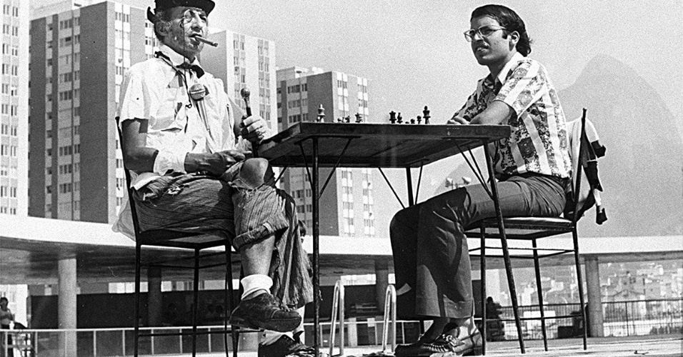 26.mar.2015 -  O humorista Jorge Loredo (à esq.), com o jogador de xadrez Mequinho, durante programa de televisão da década de 60