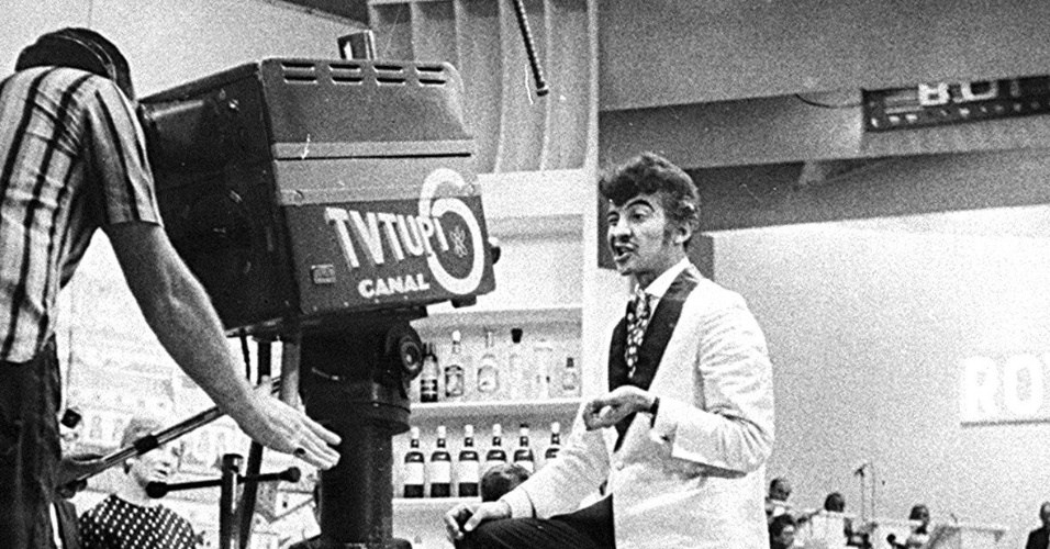 26.mar.2015 - O humorista Jorge Loredo caracterizado como Zé Bonitinho durante programa na TV Tupi em 1968