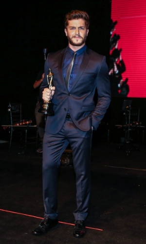 26.mar.2015 - Klebber Toledo ganha troféu no Prêmio Geração Glamour, no Nacional Club, zona oeste de São Paulo, nesta quinta-feira
