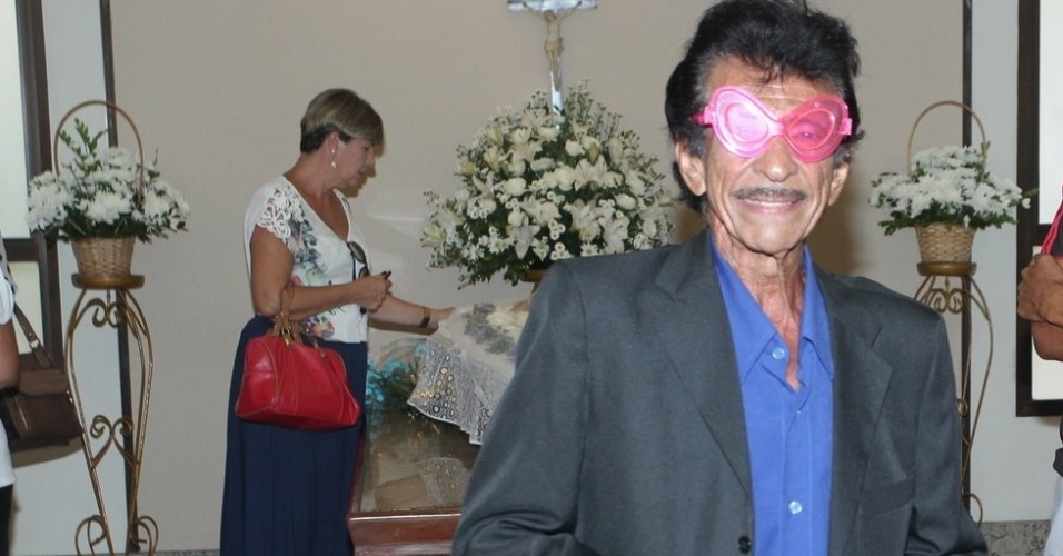 27.mar.2015 - Antonio Costa Brito, de 77 anos, sósia do Zé Bonitinho no velório de Jorge Loredo