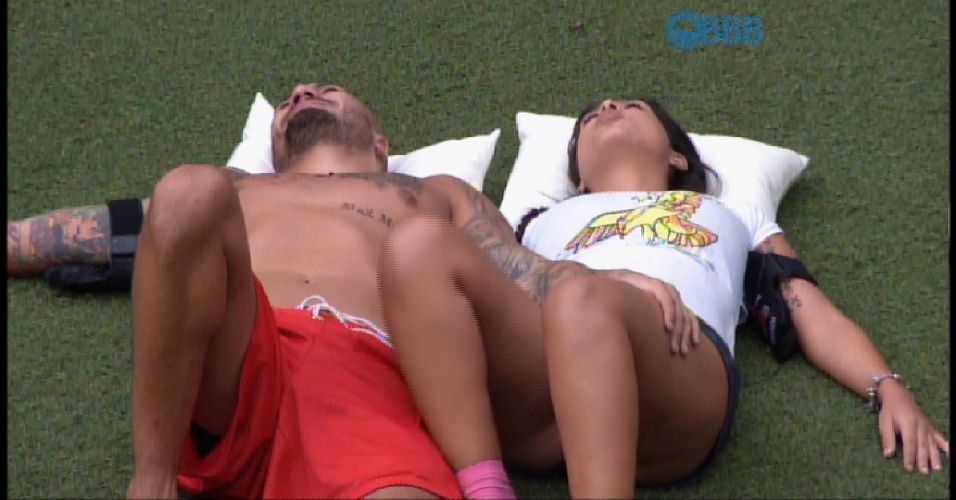 27.mar.2015 - Após serem acordados pela produção, Amanda e Fernando levantam do sofá da sala e se deitam na grama do quintal