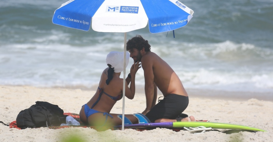 27.mar.2015 - Deborah Secco e o namorado, o surfista Hugo Moura, aproveitaram a sexta-feira de sol para curtir uma praia. O casal escolheu a reservada Prainha, na zona oeste do Rio de Janeiro, para namorar