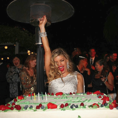 27.mar.2015 - Fergie completou 40 anos nesta sexta-feira (27) e comemorou com bolo e muita empolgação.No Instagram, o marido da cantora Josh Duhamel publicou uma foto do momento em que ela assoprou as velinhas. "Parabéns para a minha garota, 40 nunca pareceu tão bom", escreveu na legenda