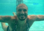 Fernando pula na piscina vestindo maiô de Mariza - Reprodução/TV Globo