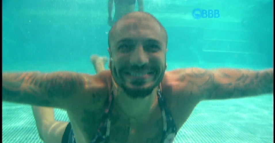 27.mar.2015 - Fernando entra na piscina com maiô de Mariza