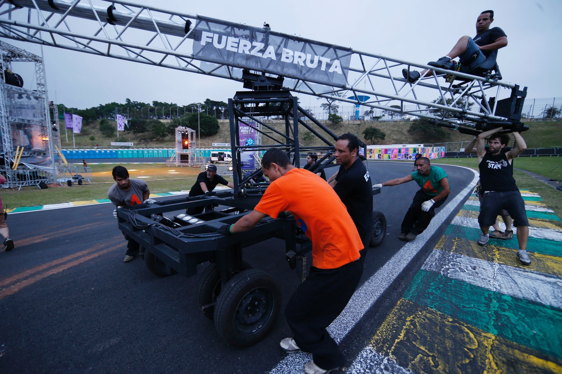 28.mar.2015 - Companhia argentina Fuerza Bruta ensaia o espetáculo que apresentará durante os intervalos entre os shows do Lollapalooza, que acontece no Autódromo de Interlagos, neste sábado (28) e domingo (29), em São Paulo - Junior Lago/UOL