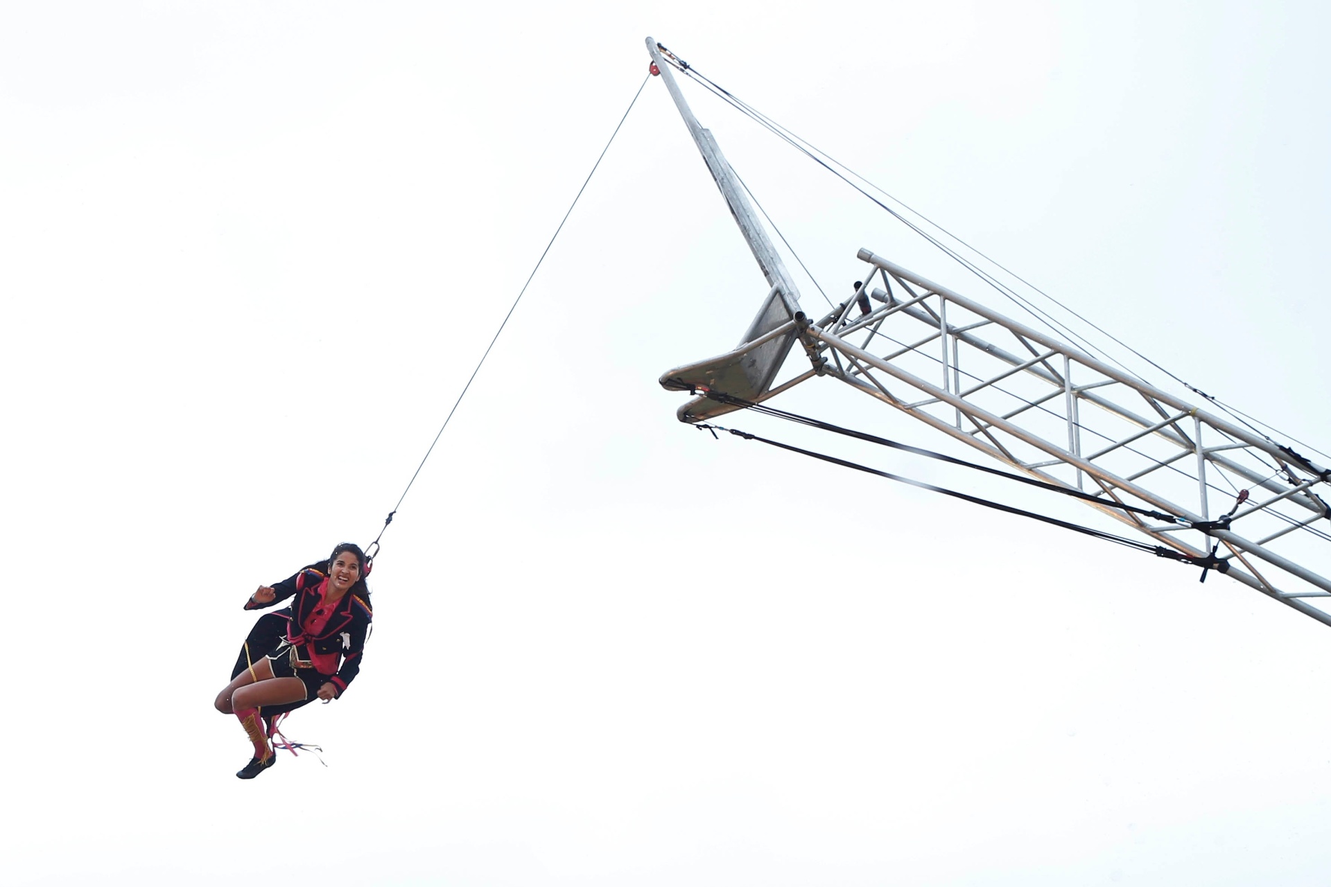 28.mar.2015 - Companhia argentina Fuerza Bruta ensaia o espetáculo que apresentará durante os intervalos entre os shows do Lollapalooza, que acontece no Autódromo de Interlagos, neste sábado (28) e domingo (29), em São Paulo - Junior Lago/UOL