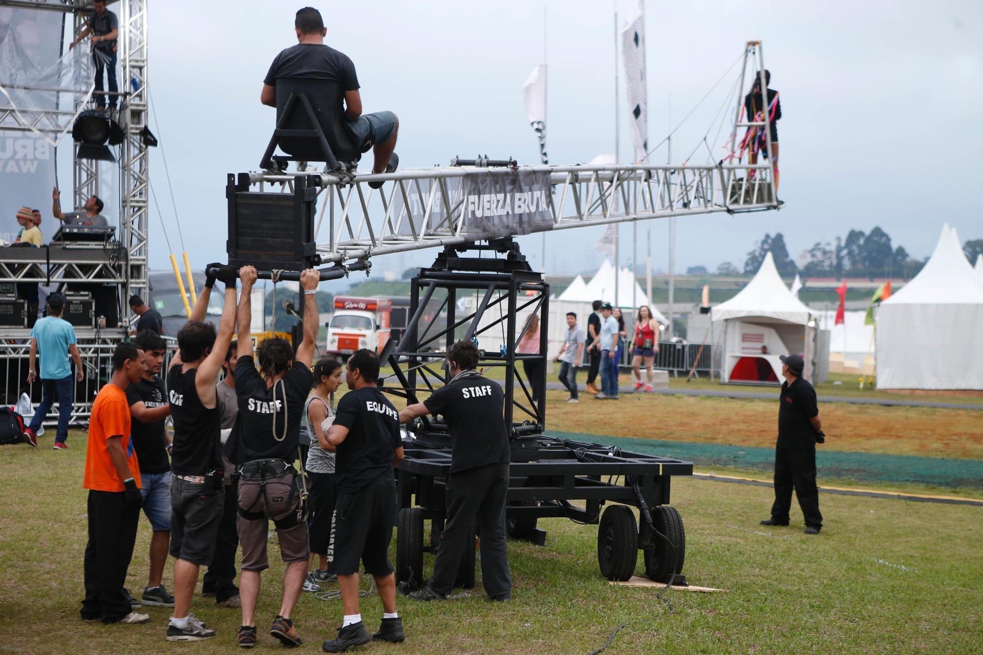 28.mar.2015 - Companhia argentina Fuerza Bruta ensaia o espetáculo que apresentará durante os intervalos entre os shows do Lollapalooza, que acontece no Autódromo de Interlagos, neste sábado (28) e domingo (29), em São Paulo - Junior Lago/UOL