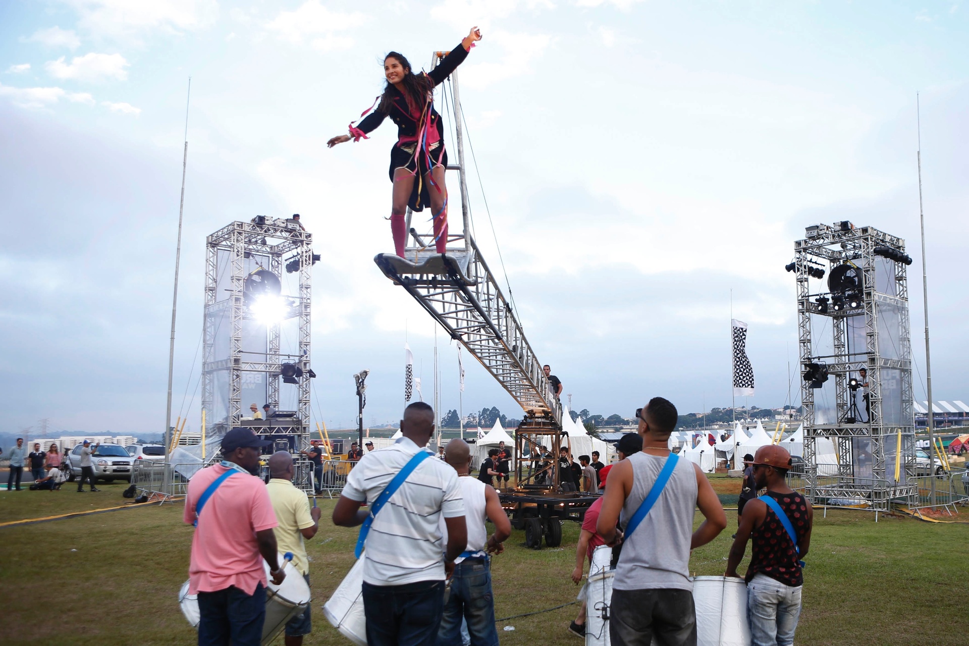 28.mar.2015 - Companhia argentina Fuerza Bruta ensaia o espetáculo que apresentará durante os intervalos entre os shows do Lollapalooza, que acontece no Autódromo de Interlagos, neste sábado (28) e domingo (29), em São Paulo - Junior Lago/UOL