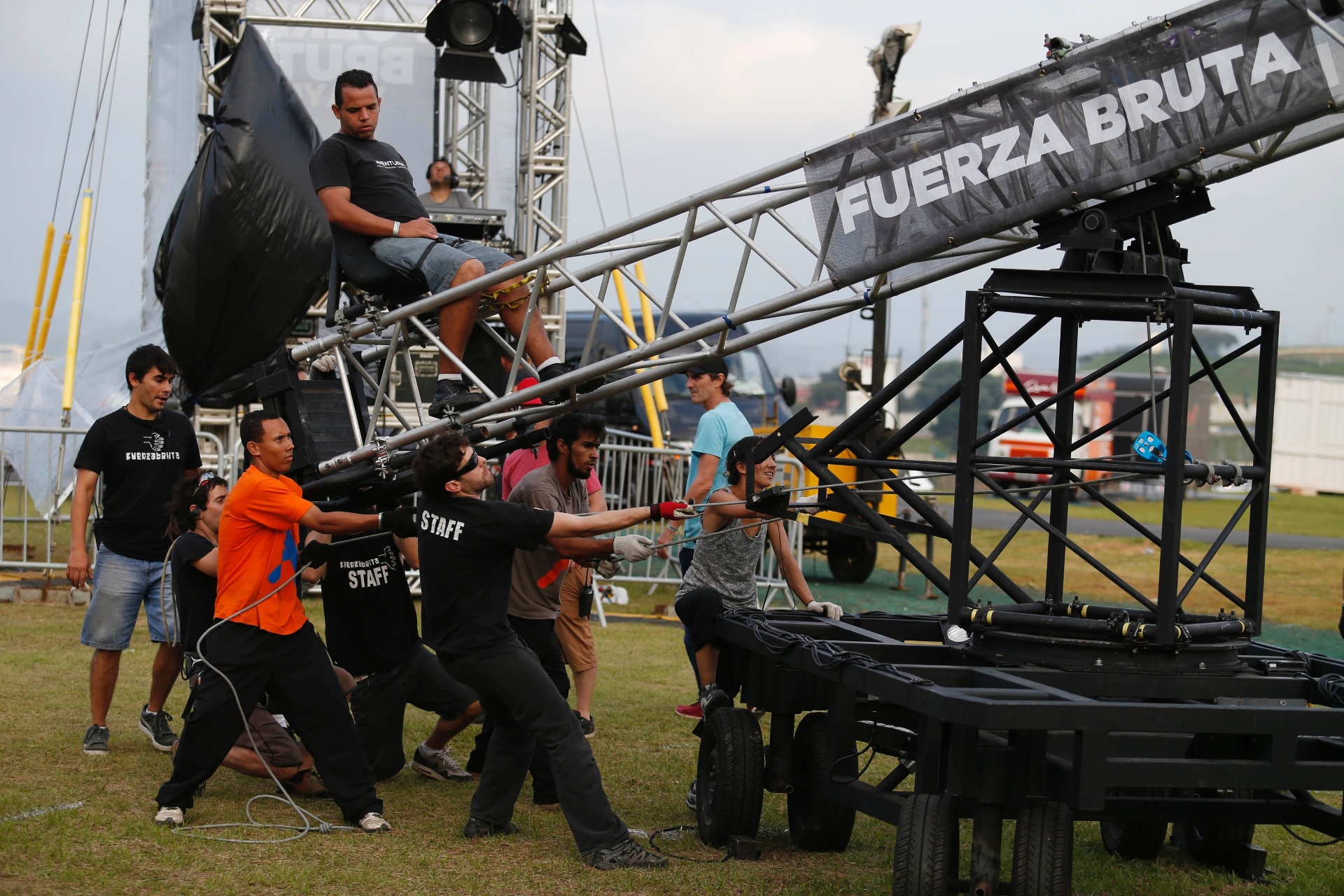 28.mar.2015 - Companhia argentina Fuerza Bruta ensaia o espetáculo que apresentará durante os intervalos entre os shows do Lollapalooza, que acontece no Autódromo de Interlagos, neste sábado (28) e domingo (29), em São Paulo - Junior Lago/UOL