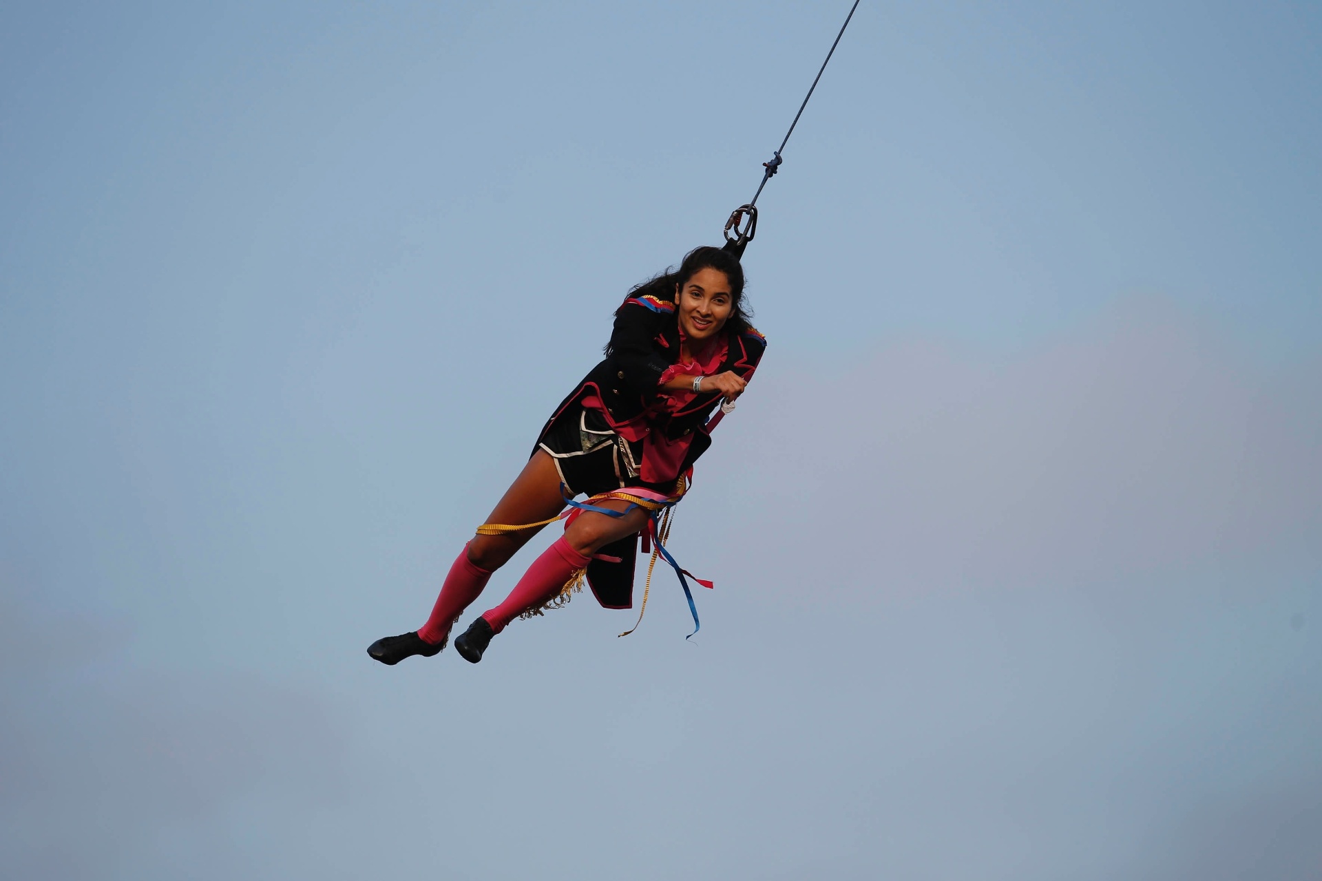28.mar.2015 - Companhia argentina Fuerza Bruta ensaia o espetáculo que apresentará durante os intervalos entre os shows do Lollapalooza, que acontece no Autódromo de Interlagos, neste sábado (28) e domingo (29), em São Paulo - Junior Lago/UOL