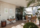 Folhagens e treliças levam natureza e romantismo à varanda com 30 m² de apê - Gui Morelli/ Divulgação