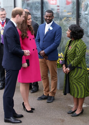 O príncipe William e Kate Middleton conversam com a baronesa Lawrence de Clarendon no Stephen Lawrence Centre, em Londres 