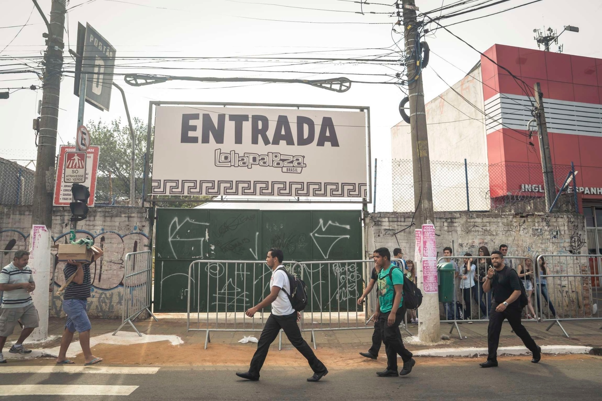 28.03.2015 - As primeiras pessoas começam a formar fila em frente ao portão D do Autódromo de Interlagos, em São Paulo. - Rafael Roncato/ UOL