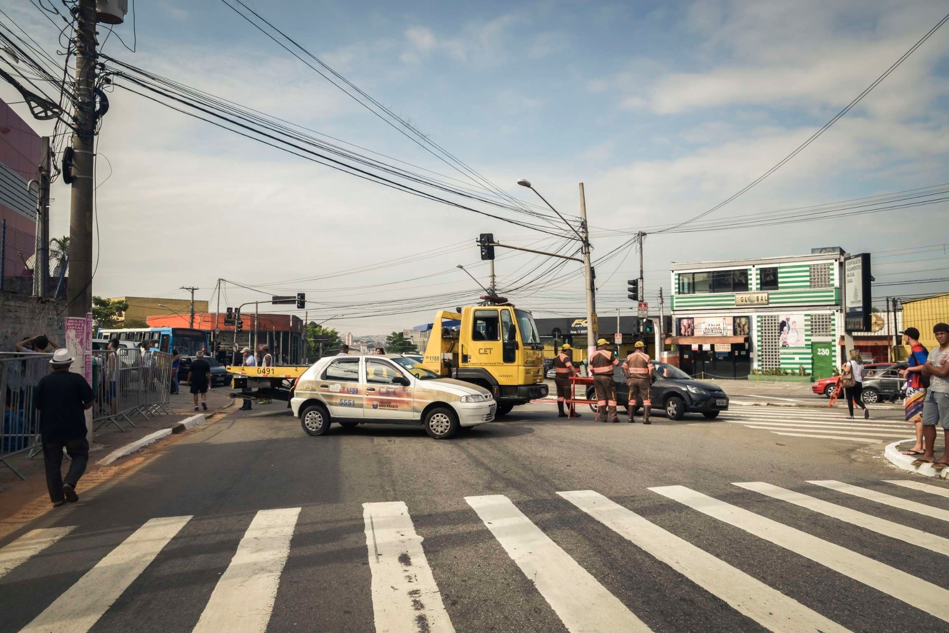 28.03.2015 - CET interdita a Av. Senador Teotônio Vilela para facilitar a chegada do público, que já começa a se aglomerar nos portões do Autódromo de Interlagos, em São Paulo. - Rafael Roncato/ UOL