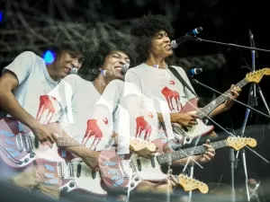 Prestes a lançar novo álbum, Boogarins responde perguntas de fãs