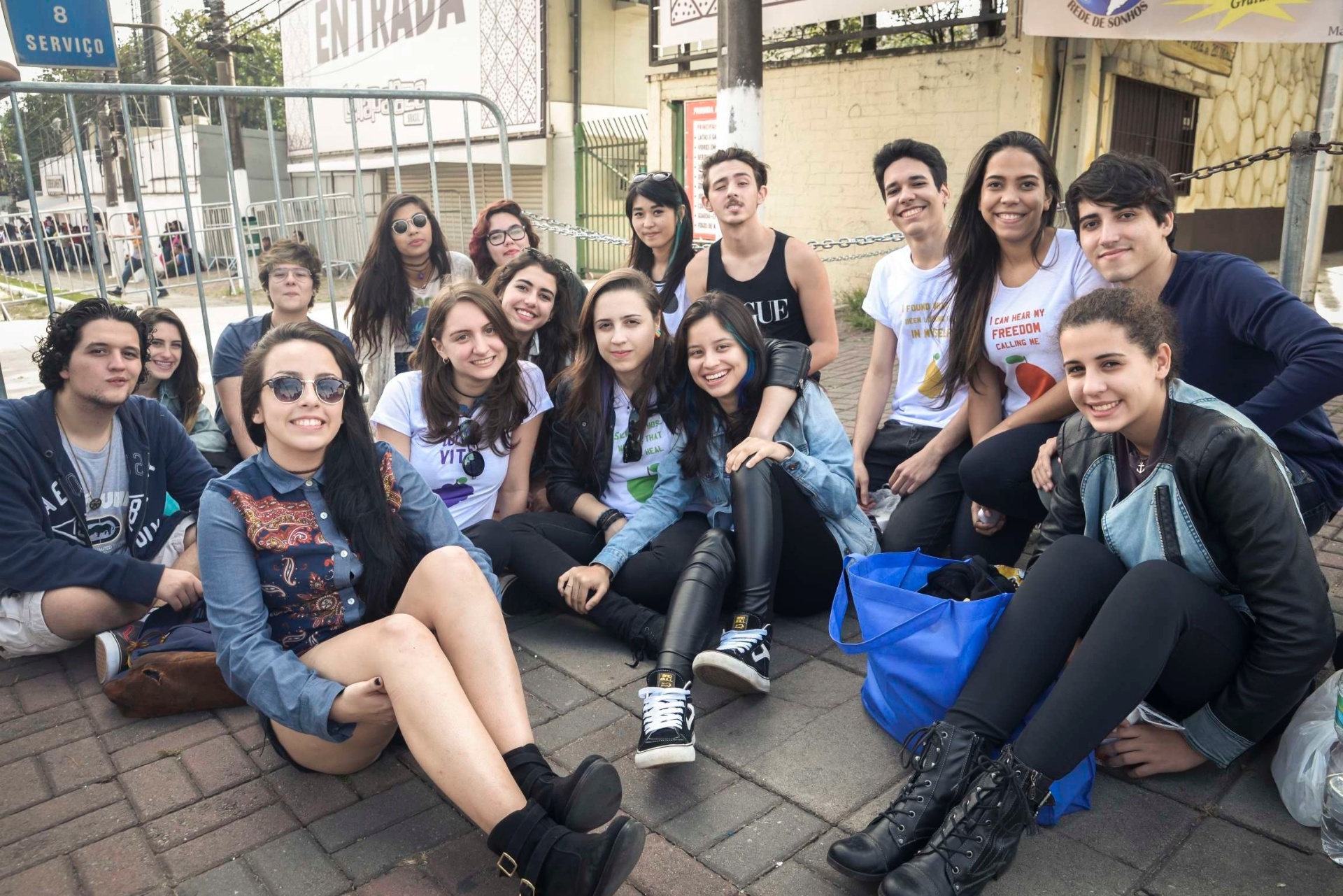 28.03.2015 - Fãs chegaram cedo para conseguir melhor lugar na fila. Os portões abriram as 11h, e as primeiras atrações começam as 12h. - Rafael Roncato/ UOL