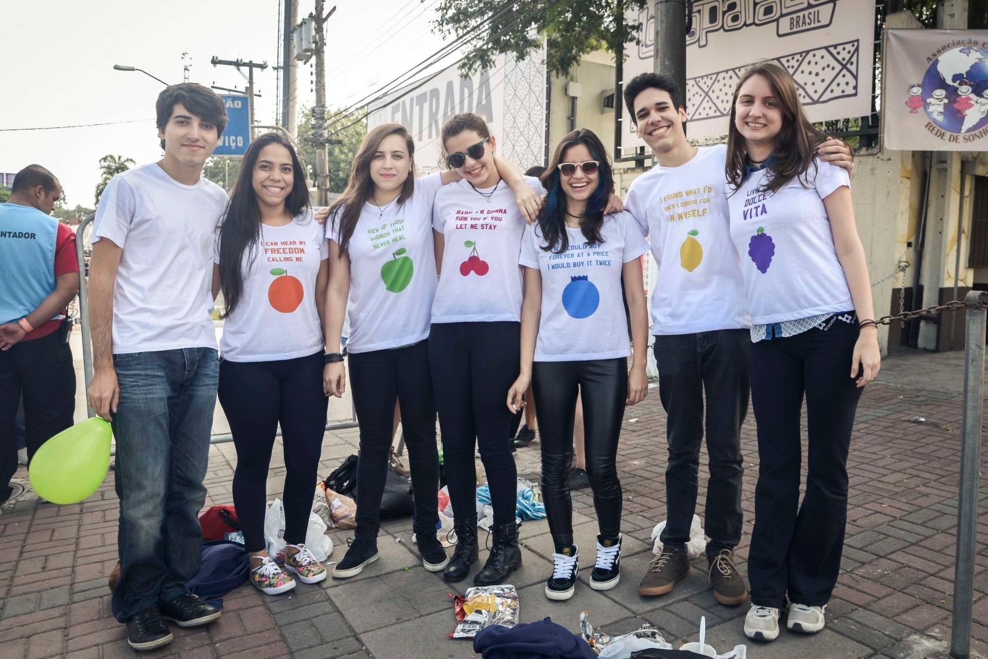 28.03.2015 - Grupo de Rondônia  se reúne na fila do festival Lollapalooza, em São Paulo. Os amigos são fãs de Marina and the Diamonds, que teve show cancelado devido à problemas com o voo dos integrantes da banda. - Rafael Roncato/ UOL